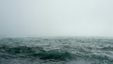 أمواج وبحر مضطرب؛ صورة تعبيرية وليست لحالة الطقس حول سقطرى