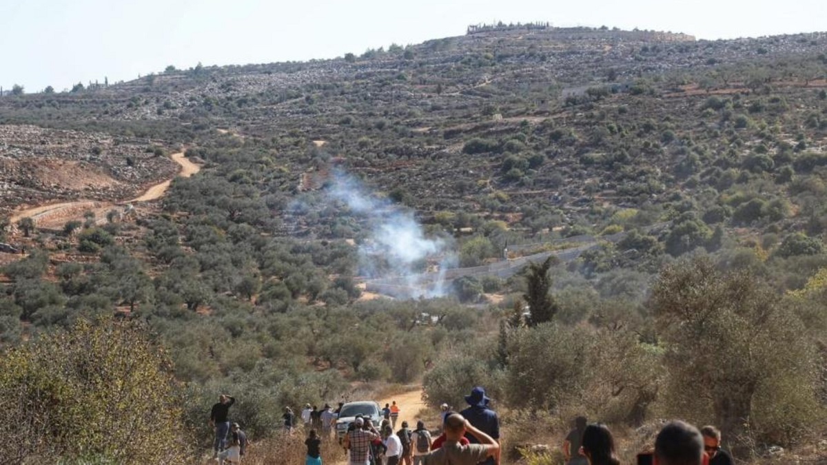 الصورة المرفقة بخبر الاعتداءات على مزارعي الزيتون في الضفة الغربية