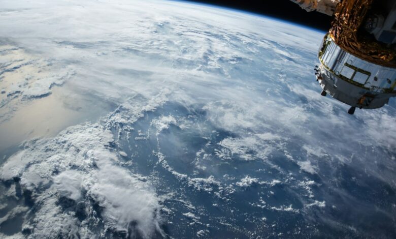 صورة تعبيرية: Unsplash / NASA، صورة تعبيرية للأرض من الفضاء