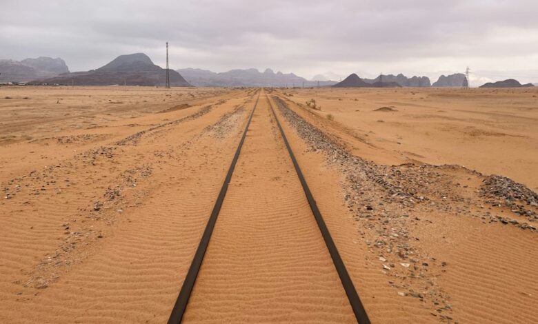 سكة حديد في منطقة صحراوية، صورة تعبيرية وليست لمشروع الأغواط-تمنغست