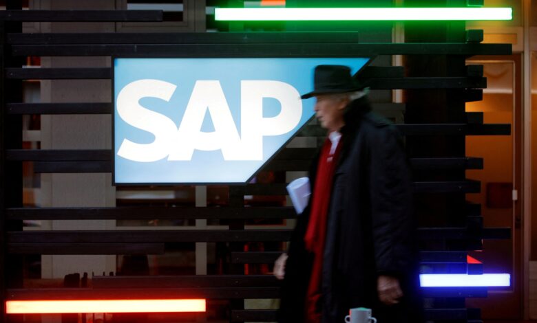 شعار شركة SAP في دافوس، الصورة المرفقة بتقرير عن نماذج الذكاء الاصطناعي
