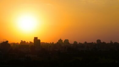 صورة تعبيرية لأشعة الشمس فوق مدينة خلال الطقس الحار، تصوير Jens Aber عبر Unsplash
