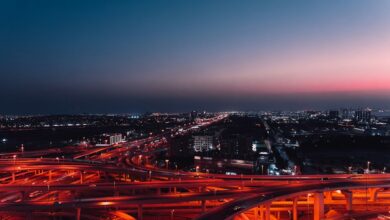 صورة تعبيرية لجسور وطرق حضرية مضاءة، تصوير Dawid Tkocz عبر Unsplash، ليست من جسر مركز دبي التجاري