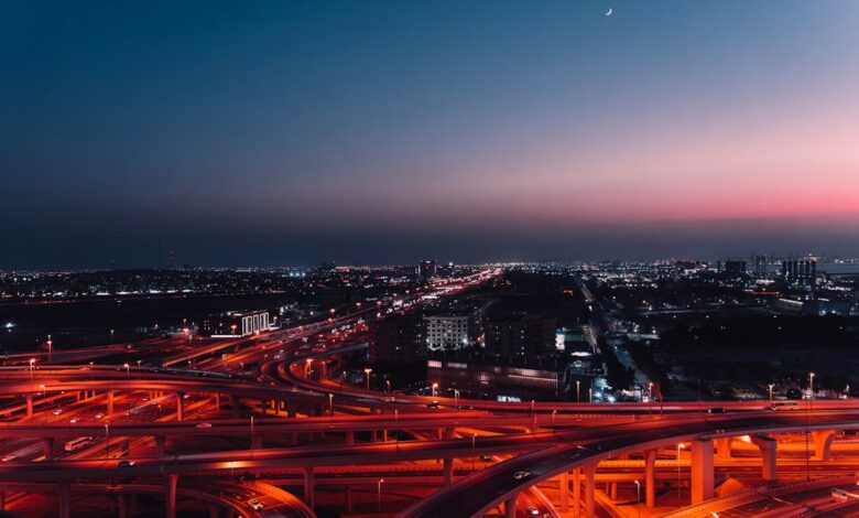 صورة تعبيرية لجسور وطرق حضرية مضاءة، تصوير Dawid Tkocz عبر Unsplash، ليست من جسر مركز دبي التجاري