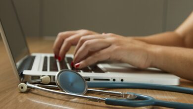 سماعة طبية وحاسوب محمول، صورة تعبيرية عن التحول الرقمي الصحي في تونس