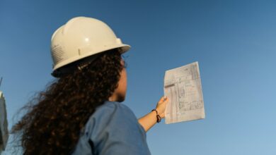 صورة تعبيرية لمهندسة تعمل بمخطط - ويسلي باسيفيكو