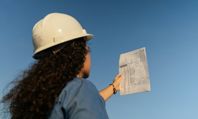 صورة تعبيرية لمهندسة تعمل بمخطط - ويسلي باسيفيكو