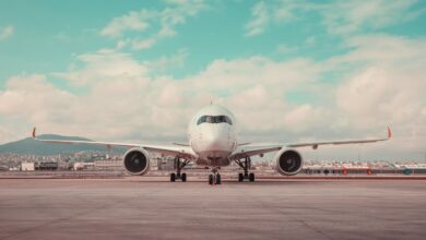 طائرة مدنية في مطار – صورة تعبيرية لا تمثل مطارًا ليبيًا – Haci / Unsplash