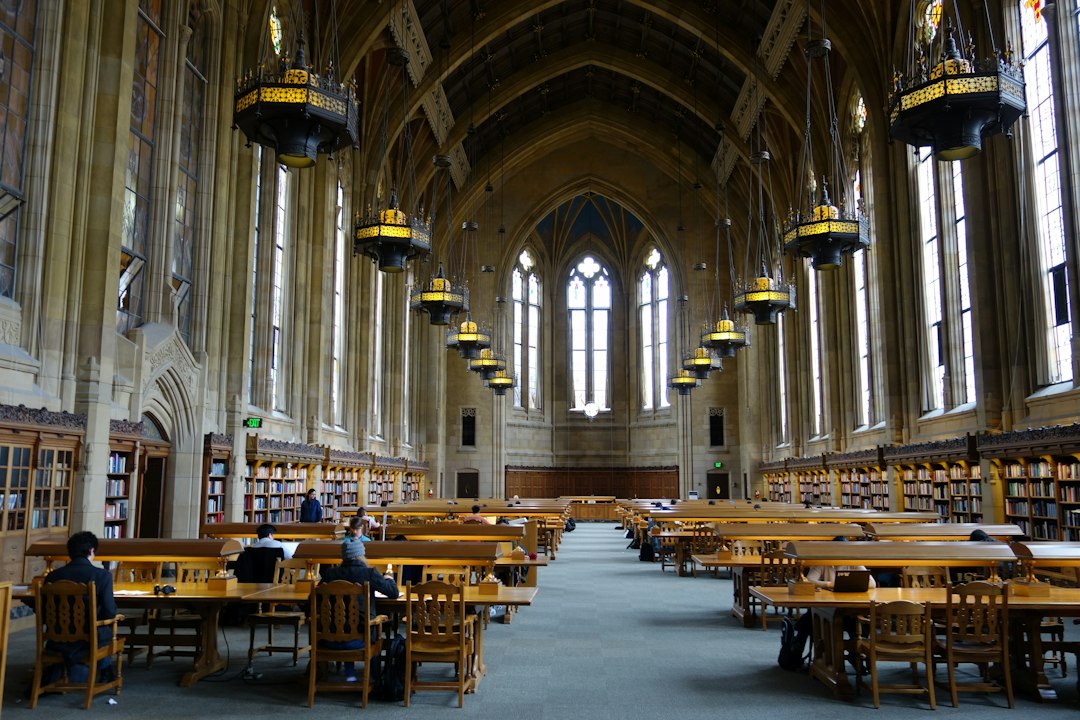 مكتبة جامعية - صورة تعبيرية لا تمثل الجامعة الأردنية - Ken Theimer / Unsplash