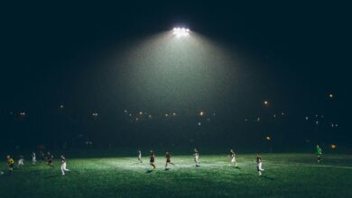 ملعب كرة قدم تحت الأضواء - صورة تعبيرية لا تصور مباراة الحسين إربد والشرطة العراقي، تصوير Abigail Keenan / Unsplash