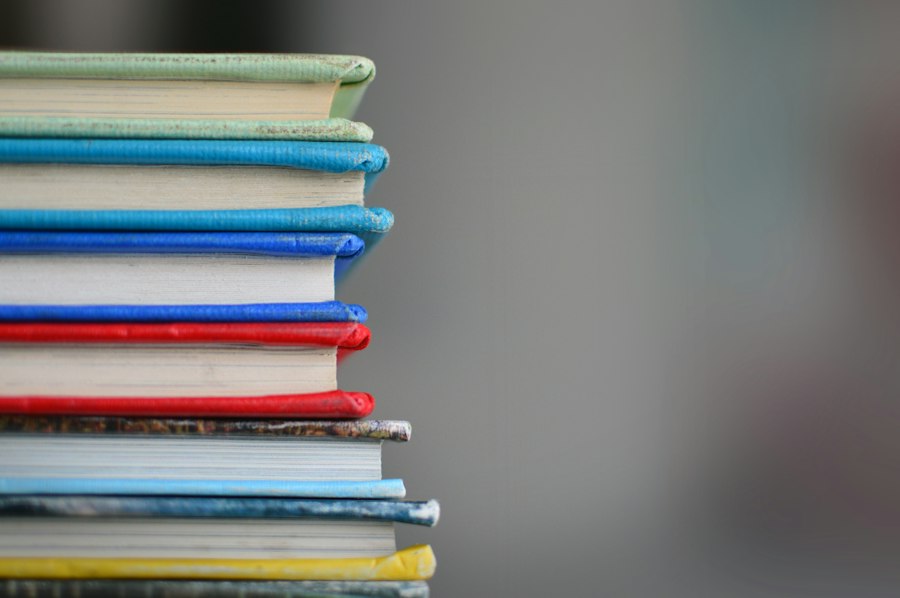 كتب في مكتبة، صورة تعبيرية من Unsplash