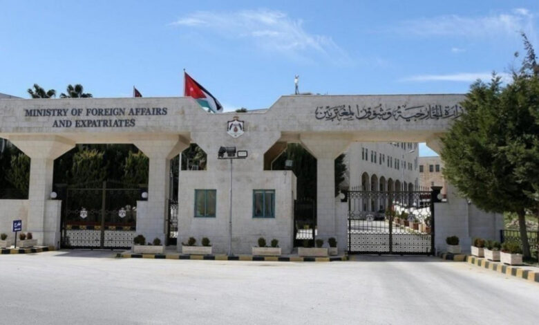 الصورة المرفقة بخبر الهجوم على مطار الملك فهد الدولي